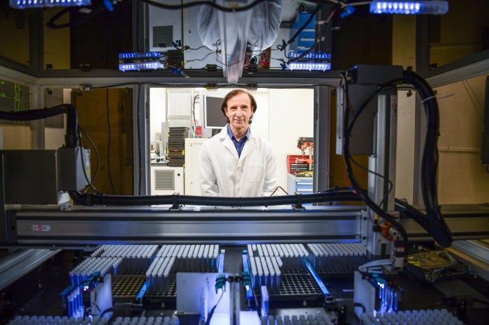 Dr. Juan Botas in the lab.